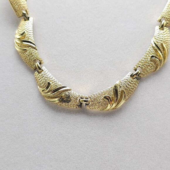 Vintage Coro Gold Tone Textured Leaf Link Necklace Choker - Picture 2 of 6